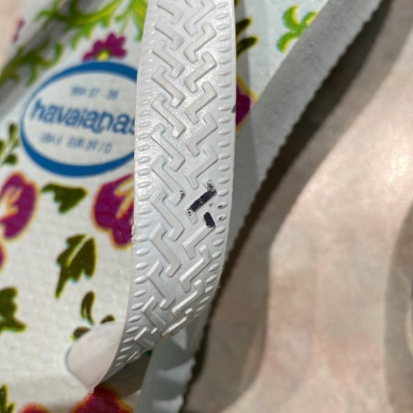Havaianas floral flip flops (sz us6) - Picture 6 of 7